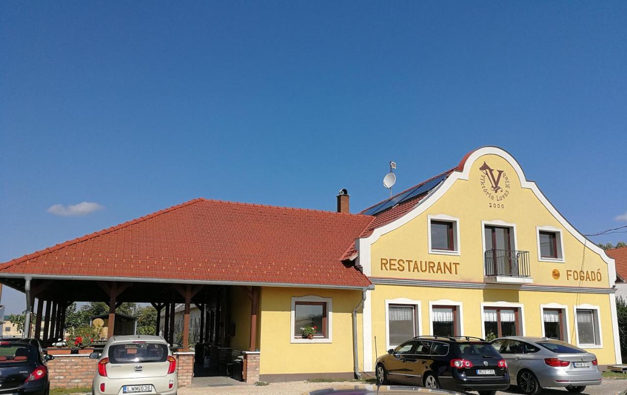 Bed and Breakfast Viktoria Lovas Panzio à Győr Extérieur photo