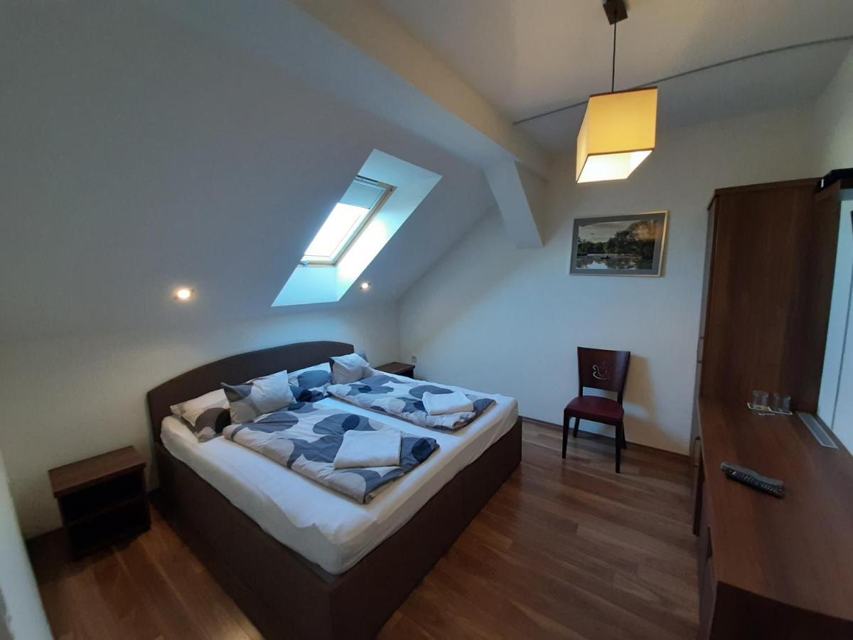 Bed and Breakfast Viktoria Lovas Panzio à Győr Extérieur photo
