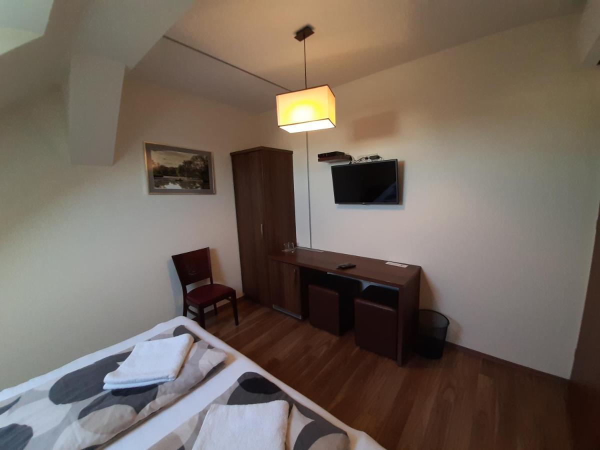 Bed and Breakfast Viktoria Lovas Panzio à Győr Extérieur photo