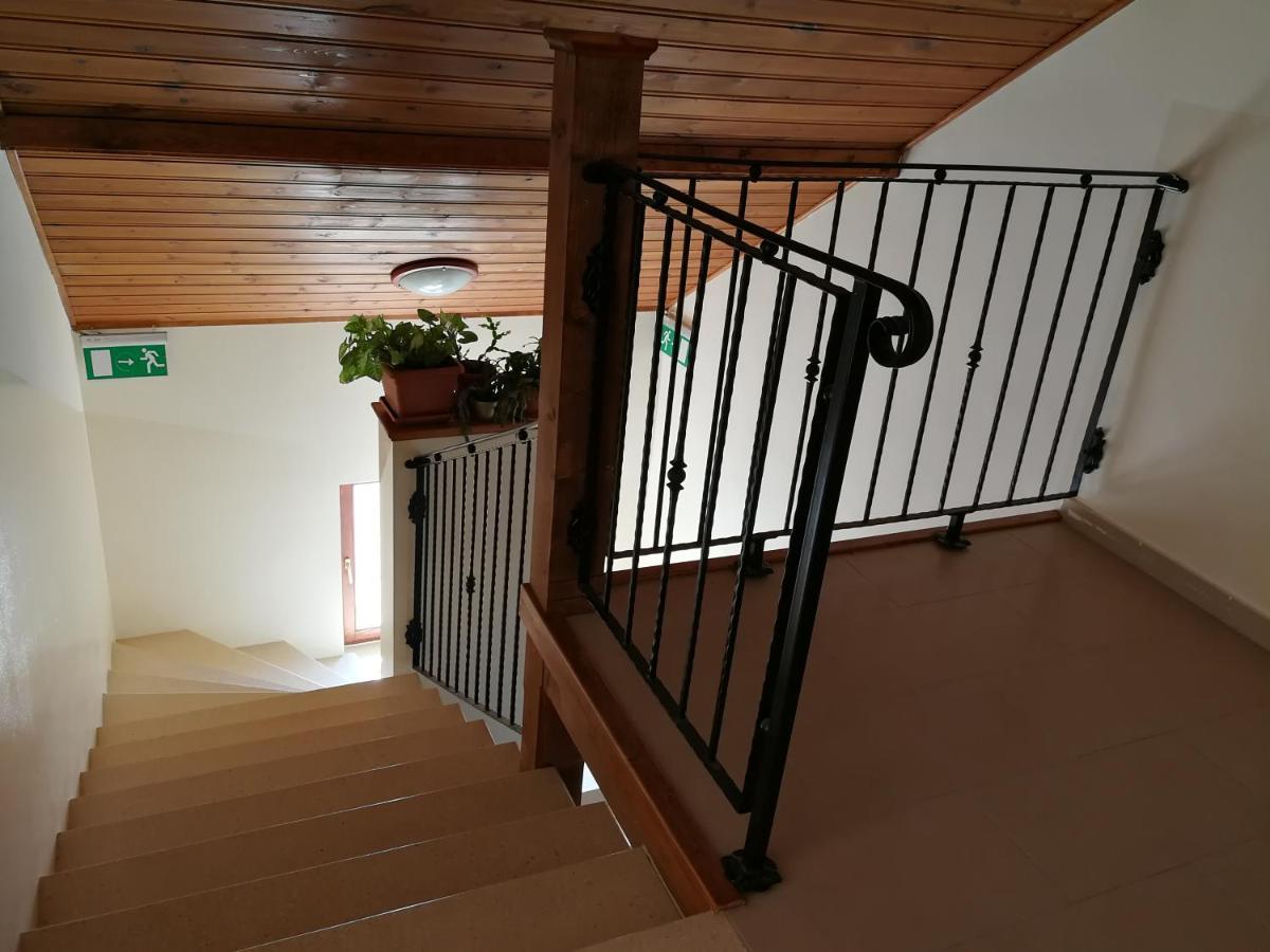 Bed and Breakfast Viktoria Lovas Panzio à Győr Extérieur photo